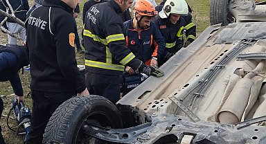 Hafif ticari araç şarampole yuvarlandı; baba ve kızı hayatını kaybetti