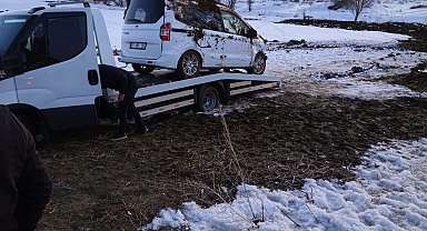 Hafif ticari araç takla attı; aynı aileden 4 kişi yaralandı