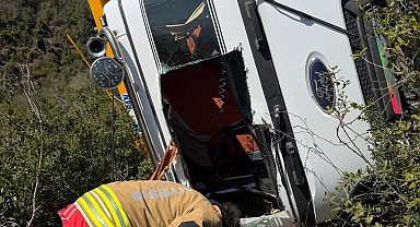 Harfiyat kamyonu uçuruma yuvarlandı, sürücü öldü