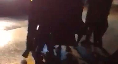 Hasarlı kaza sonrası sürücünün darbedildiği anlar kamerada