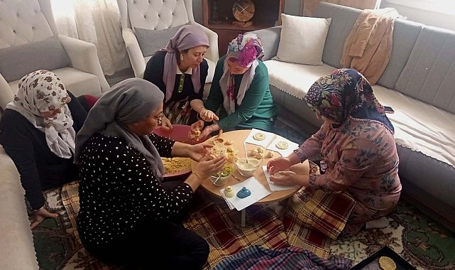 Hatay'da ev kadınlarının imece usulü ramazan kömbesi mesaisi