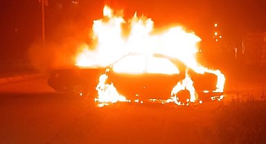 Hatay'da seyir halindeki otomobil yandı