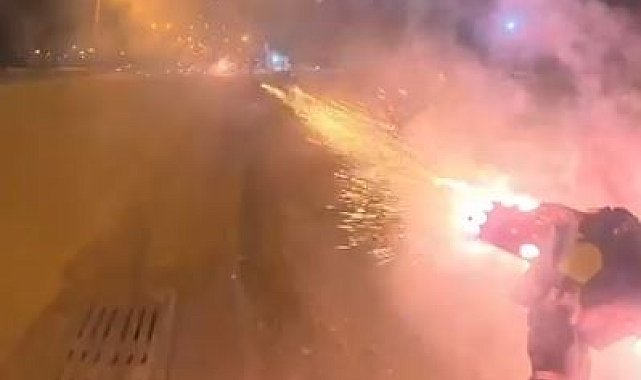 Havai fişekleri peş peşe arkadaşlarının üzerine ateşledi, o anlar kamerada