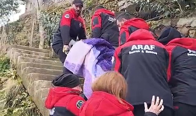 Heyelan nedeniyle yolu kapanan köyüne gitmek isteyen kadını sedyeyle taşıdılar