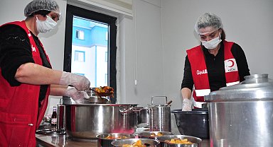 İhtiyaç sahiplerinin iftar yemekleri Kızılay'ın gönüllü kadınlarından