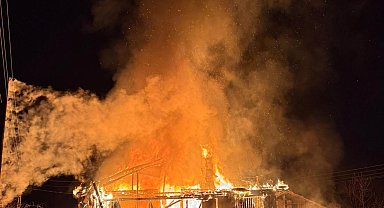 İki katlı ahşap evde yangın