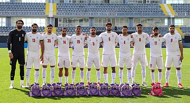 İran Milli Futbol Takımı'ndan, ölen çocuklar için 'çocuk sırt çantalı' mesaj