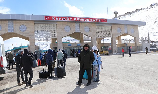 İranlılar Türkiye sınırında barış mesajları verdi