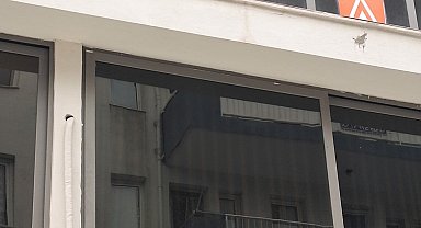 İş merkezindeki pencerenin sokağa düşmesi kamerada