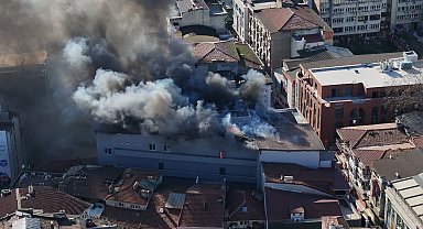 İş merkezinin deposunda çıkan yangında 2 kişi dumandan etkilendi