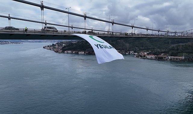 İstanbul - 'Yeşilay Haftası' kapsamında FSM Köprüsü'ne Yeşilay bayrağı asıldı