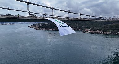 İstanbul - 'Yeşilay Haftası' kapsamında FSM Köprüsü'ne Yeşilay bayrağı asıldı