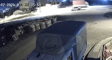 İstanbul- Arnavutköy'de çarptığı otomobil ters döndü; kamyonet şoförü kaçtı