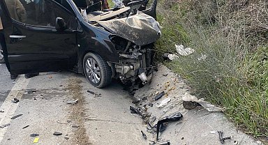 İstanbul- Arnavutköy'de hafriyat kamyonu ve hafif ticari araç çarpıştı: 1 ölü, 2 yaralı