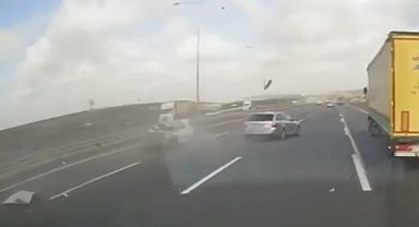 İstanbul - Arnavutköy'de makas atan sürücünün bariyere çarptığı kaza kamerada