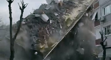 İstanbul- Avcılar'da 5 katlı bina yıkım sırasında çöktü