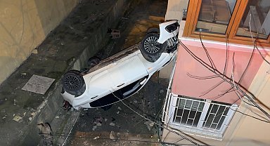 İstanbul - Avcılar'da otomobil 8 metre yüksekten bina boşluğuna düştü
