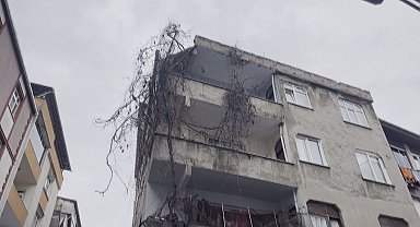 İstanbul- Bağcılar'da 4 katlı binanın çatısı çöktü- 1