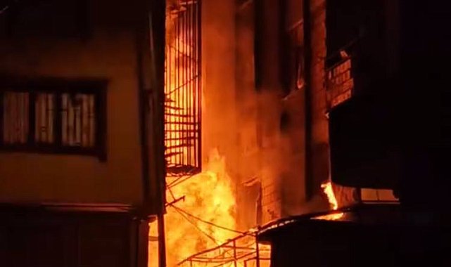 İstanbul - Bahçelievler'de hurdalıktan yükselen alevler yan binaya sıçradı