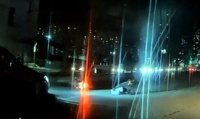 İstanbul - Başakşehir'de otomobilin çarptığı motosikletli yere savruldu; kaza anı kamerada