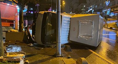 İstanbul- Bayrampaşa'da kamyonet devrildi: 3 yaralı