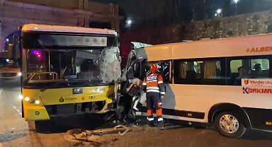 İstanbul - Beşiktaş'ta İETT otobüsü servis minibüsü ile çarpıştı; trafik akışı durdu - 1