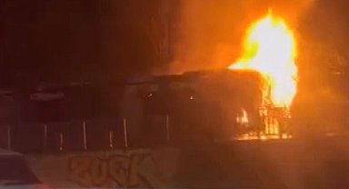 İstanbul - Beşiktaş'ta metrobüsün motor kısmı alev alev yandı; 60 yolcu tahliye edildi