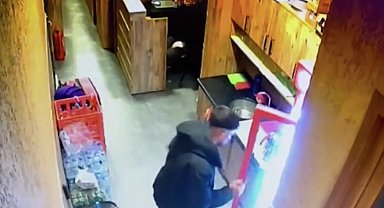 İstanbul - Beyoğlu'nda uyuyakalan kişinin cep telefonunu çalıp oyun oynamaya devam etti