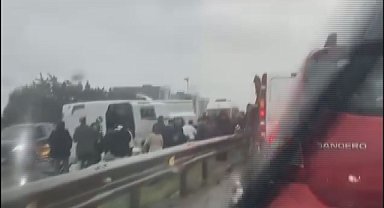 İstanbul - Büyükçekmece D-100 Karayolu'nda midibüs devrildi; kaza kamerada -1