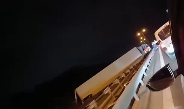İstanbul - Büyükçekmece TEM Otoyolu'nda TIR devrildi; trafikte yoğunluk oluştu