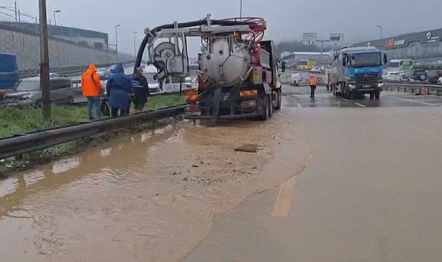 İstanbul - Çekmeköy'de dere yola taştı; Kadıköy istikameti trafiğe kapatıldı -1