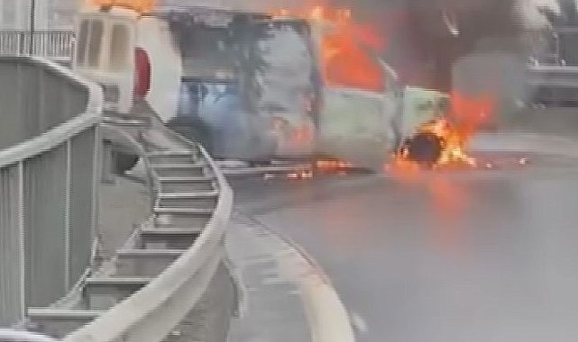 İstanbul - Esenyurt TEM Otoyolu'nda seyir halindeki hafif ticari araç alev alev yandı