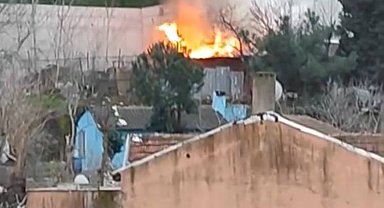 İstanbul - Eyüpsultan'da gecekondunun çatısı alev alev yandı