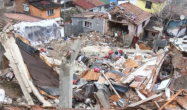 İstanbul - Fatih'te 2 binanın çökmesinin ardından hasar tespit çalışması başlatıldı