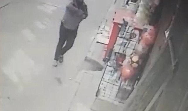 İstanbul - Fatih'te alışveriş yaptığı bakkalı oyuncak silahla bastı; o anlar kamerada