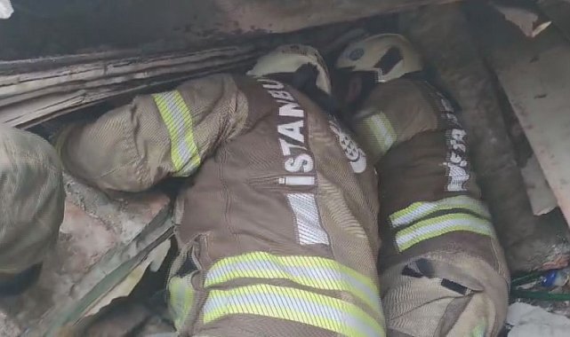 İstanbul - Fatih'te çöken 2 binada enkazda kalanların kurtarıldığı anlar kamerada