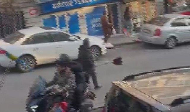 İstanbul - Fatih'te etrafa rastgele bıçakla saldıran şüpheli kamerada