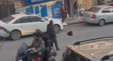 İstanbul - Fatih'te etrafa rastgele bıçakla saldıran şüpheli kamerada