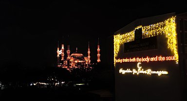 İstanbul - İstanbul'da bazı okulların dış cepheleri ramazana özel ışıklandırma ve süslemeyle donatıldı