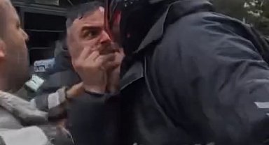 İstanbul - Kadıköy'de motosiklet sürücüsü ile yayaların kavgası kamerada