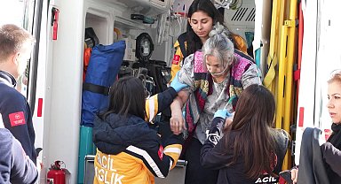 İstanbul- Kadıköy'de yangında dumandan etkilenen kadın hastaneye kaldırıldı
