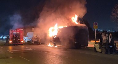 İstanbul - Kağıthane'de park halindeki servis midibüsü alev alev yandı