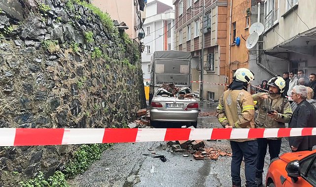 İstanbul - Kağıthane'de yağış sonrası duvar park halindeki aracın üstüne yıkıldı