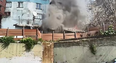 İstanbul - Kağıthane'de yangından son anda kurtulan kadın 'Evim gitti' diyerek ağladı