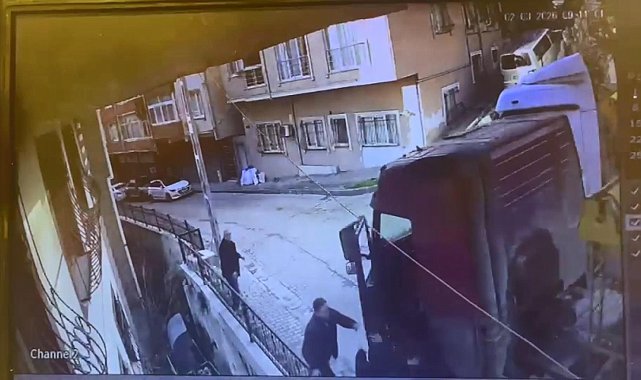 İstanbul - Kağıthane'de yokuştan kayan kamyonu durdurmak istedi 5 metreden düştü; o anlar kamerada