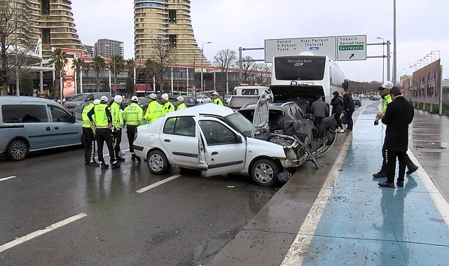 İstanbul - Kartal'da otomobil park halindeki araca çarptı: 1'i ağır 3 yaralı