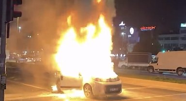 İstanbul - Kartal'da seyir halindeki hafif ticari araç alev alev yandı