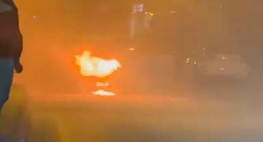 İstanbul - Küçükçekmece'de seyir halindeki otomobil alev alev yandı