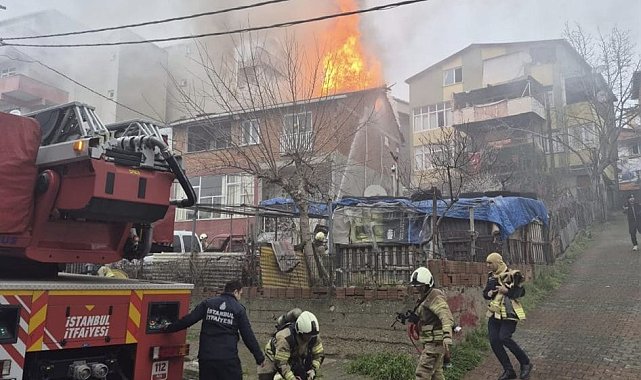 İstanbul - Maltepe'de 3 katlı binanın çatısında çıkan yangın söndürüldü