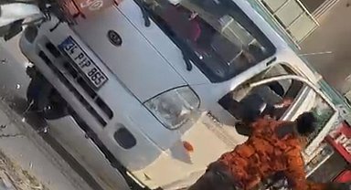 İstanbul – Maltepe'de tartıştığı sürücünün camını kaskla kıran motosikletli kamerada